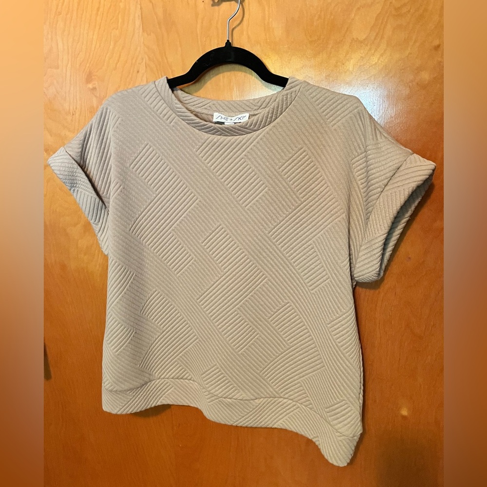 Boutique She+Sky tan short sleeve blouse size small